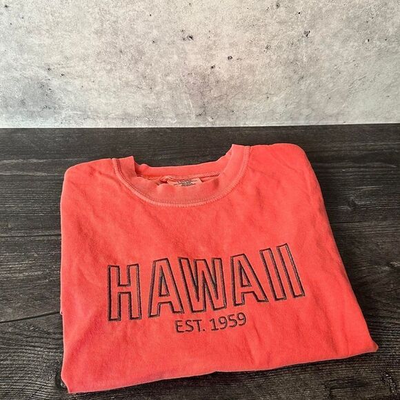 Comfort Colors Tops - hawaii embroidered tee perfect condition